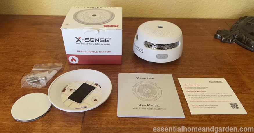 Detector de humo Wi-Fi X-Sense XS01-WT y sus accesorios sobre la mesa