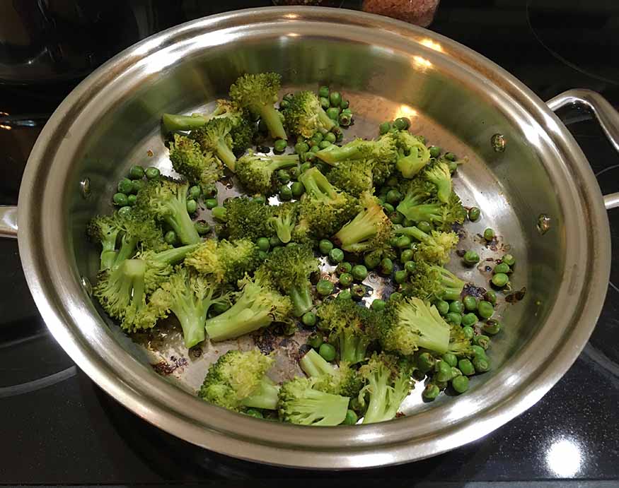 imagen de brócoli y guisantes en una batería de cocina 360