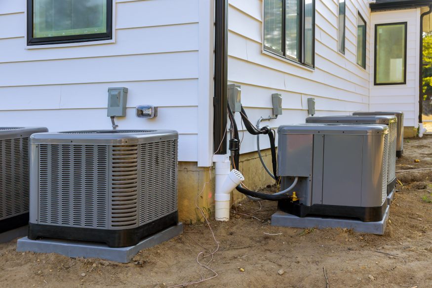 Varias unidades de aire acondicionado descansando sobre una plataforma o base de aire acondicionado nivelada