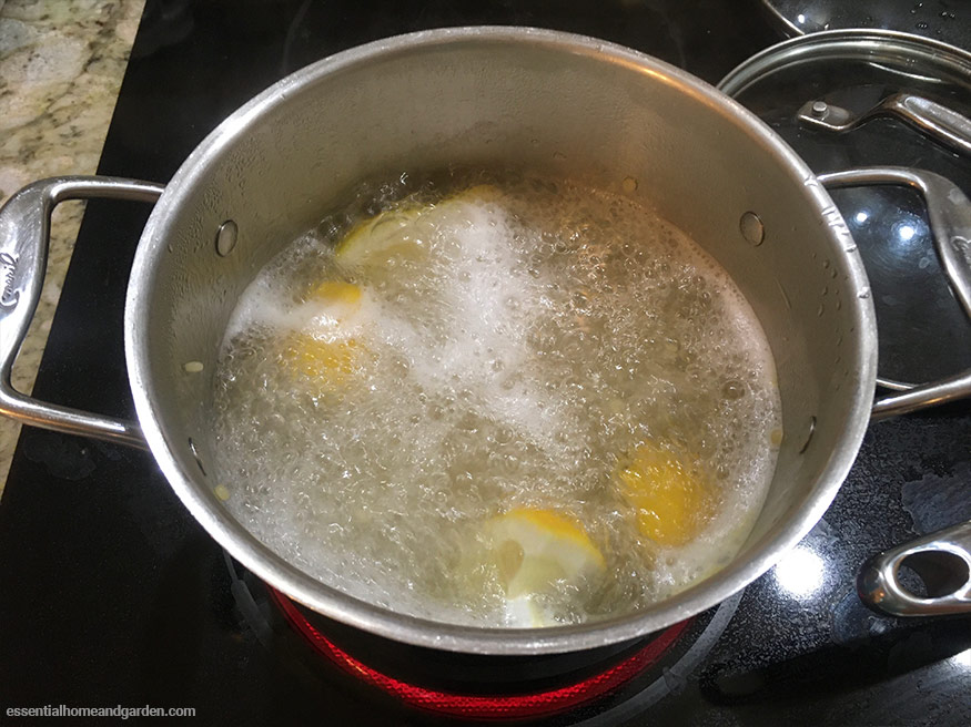 usando limón para limpiar una olla de acero inoxidable
